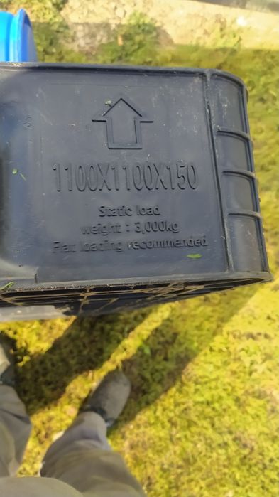 Paleta plastikowe  bardzo mocne 110x110x15h , 35 zł