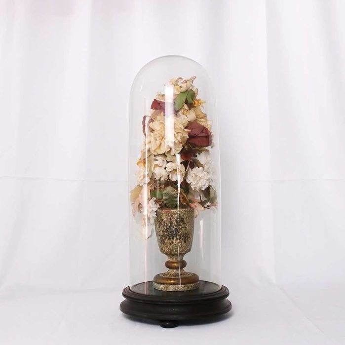Antiga redoma de vidro com arranjo floral em tecido do século XIX