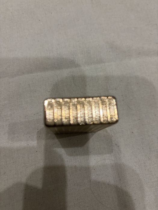 Vendo isqueiro de luxo vintage S.T. Dupont Paris, modelo clássico Ligne 1 com o icónico padrão guilloché de linhas verticais caneladas.