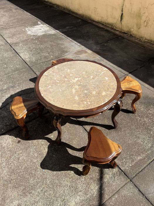 Mesa de mármore e madeira com bancos