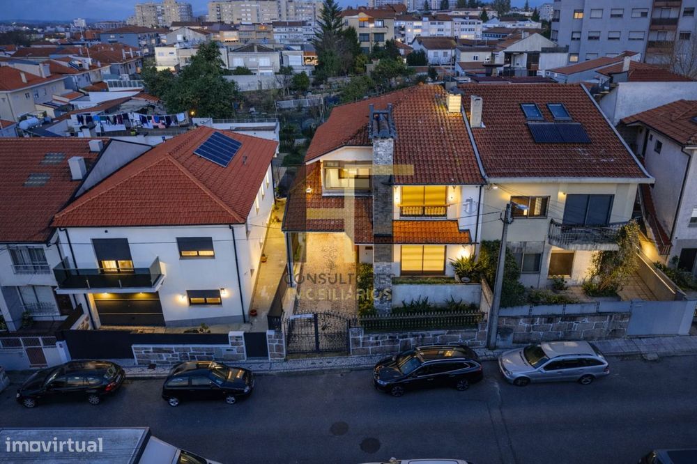 Moradia T4 de 3 Frentes no Centro de Ermesinde com Certificação Ener