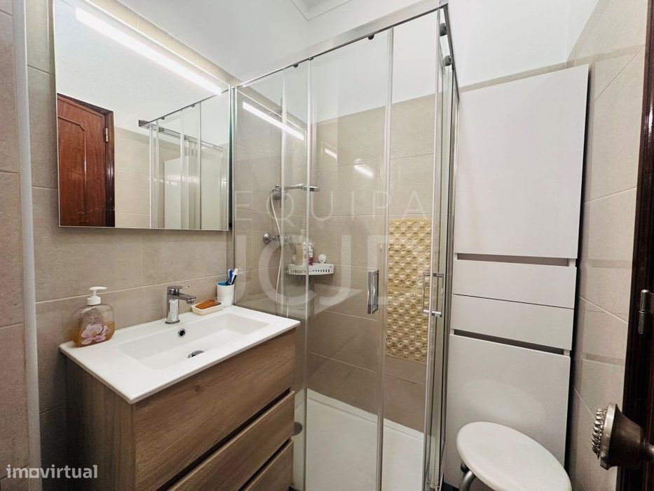 Apartamento T2 Renovado com Varanda e Elevador | Entrecampos, Lisboa