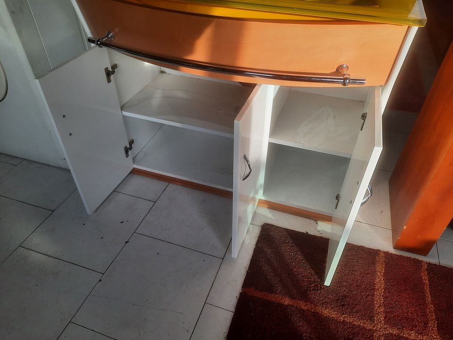 Móvel de casa de banho. Sem a parte de cima.