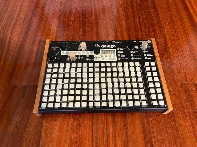 Synthstrom Deluge, groovebox portátil