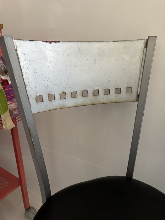 Vendo mesa de alumínio com tampo em vidro e duas cadeiras de alumínio