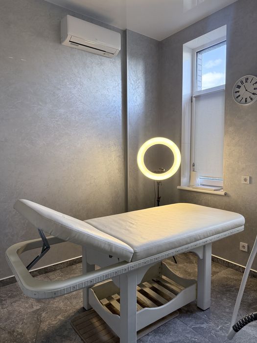 Стаціонарний професійний масажний/SPA-стіл.