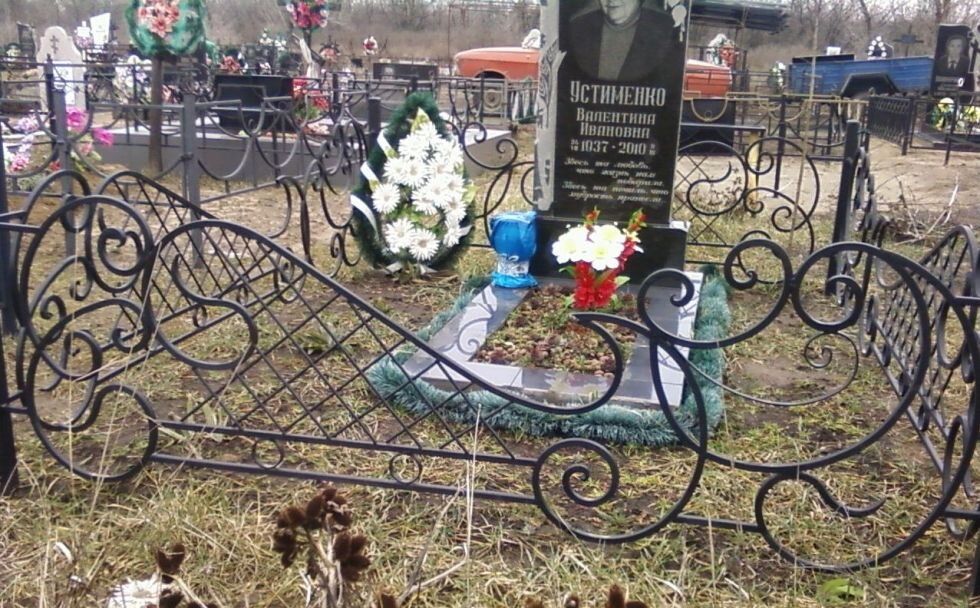 Оградки,скамейки,столики на кладбище.Николаев.