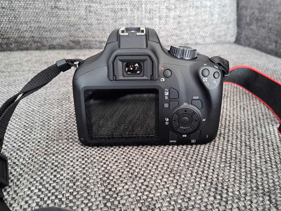 Canon EOS 4000D + Lente EFS 18-55mm + Mala