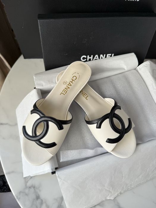 Klapki Chanel White Leather
