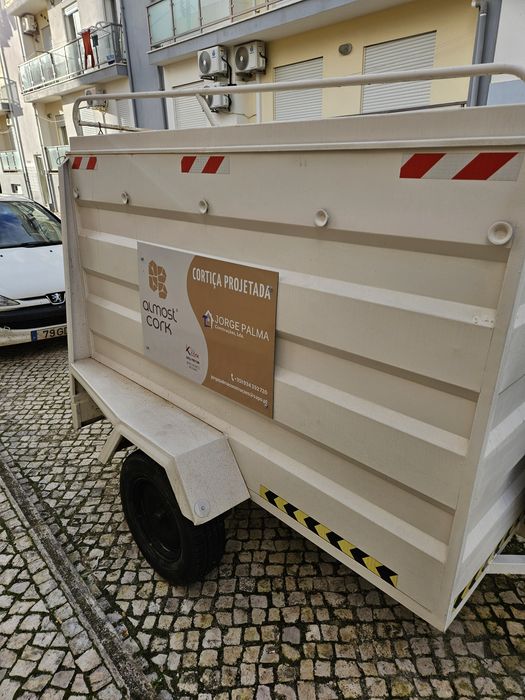 Reboque fechado pintado