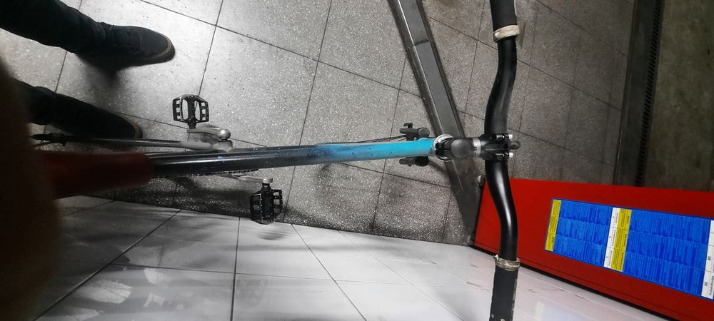 Bicicleta de ciclismo contra pedal