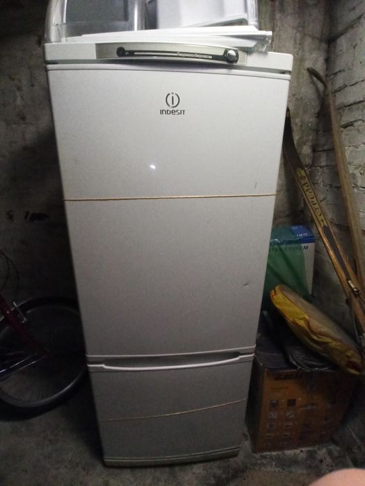 Холодильник Indesit з не працюючим компресором