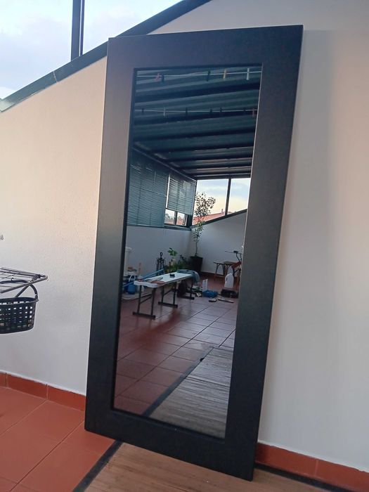 Espelho preto, de boa qualidade