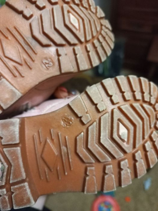 Продам чобітки для дівчинки