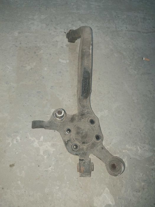 Задний левый поворотний кулак/цапфа на Mitsubishi Galant 1996-2000г