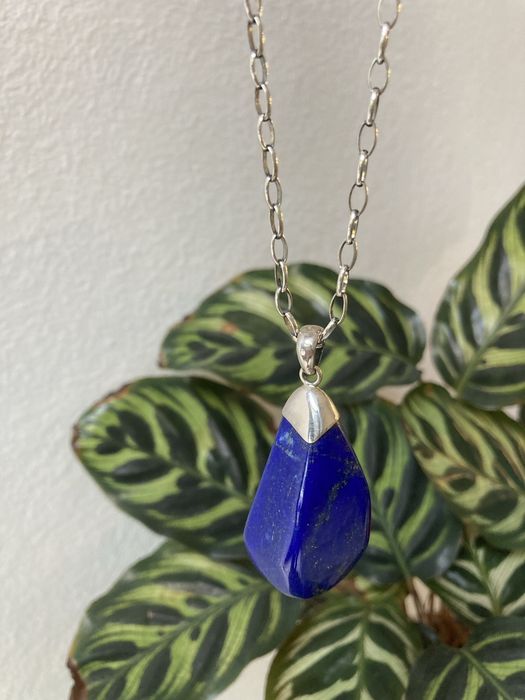 Naturalny lapis lazuli jako wisiorek w oprawce srebrnej
