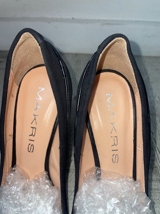 Saltos altos em pele