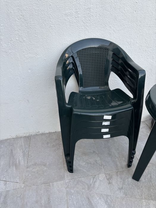 Mesa de jardim com 4 cafeitas e suporte de guarda sol