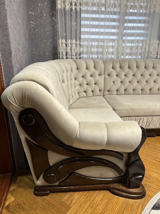 Продам  кутовий диван у вітальню , у хорошому збереженому стані .