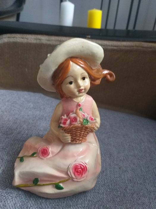 Dwie,stara ceramiczne figurki przedstawiajace dziewczynki