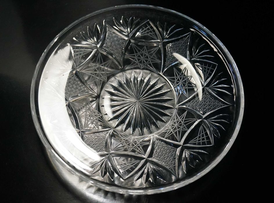 Duża efektowna kryształowa patera.