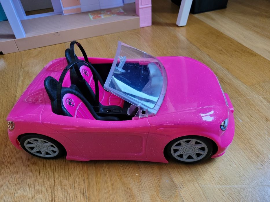 Samochód Barbie z zapinanymi pasami