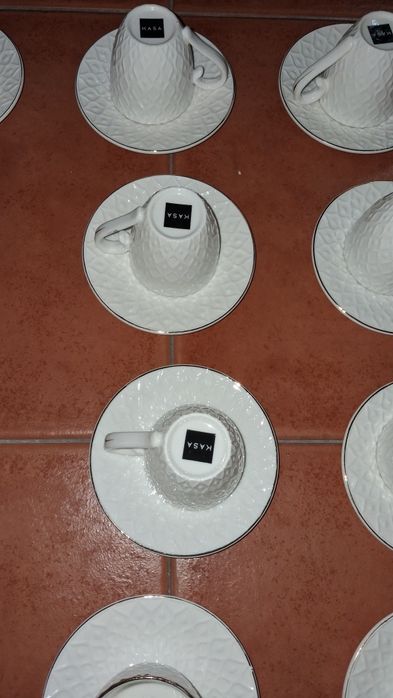 Conjunto de 12  chavenas de café e pires