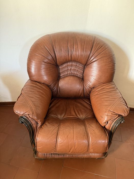 Sofá- cama e 2 poltronas em pele (conjunto em bom estado)