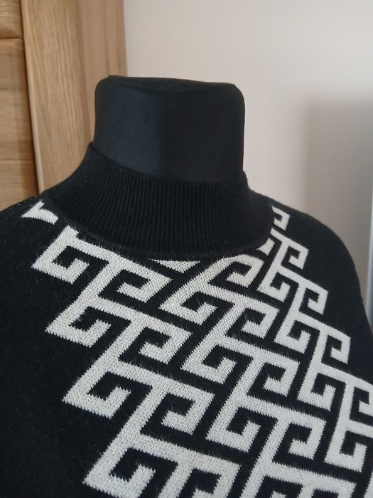 Sweter damski  czarny z białym  geometrycznym  wzorem  M