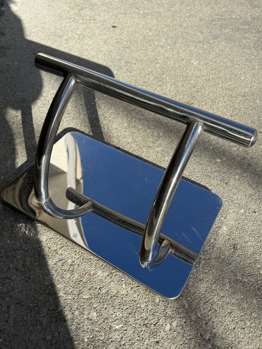 Dois pisa pés em metal cromado