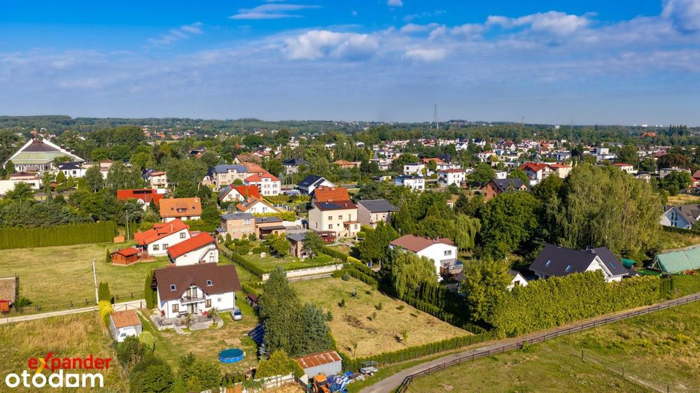 z wszystkimi mediami, obok nowych domów, 5 min- wjazd na Autostradę A4