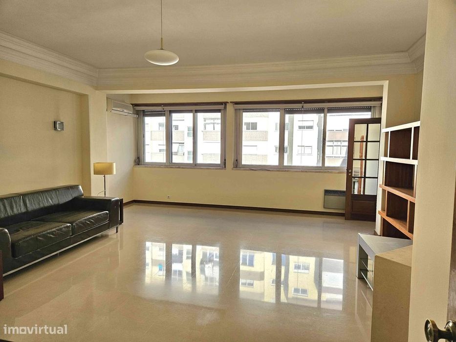 Fantástico T2 com dois wcs para arrendar no centro do Lumiar