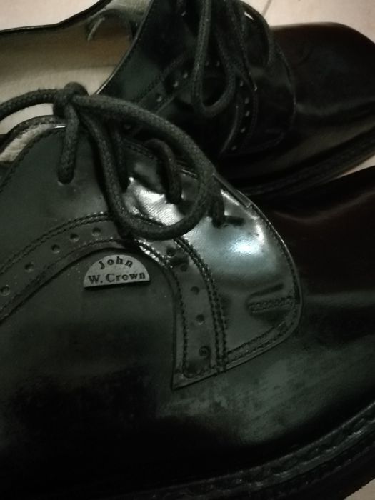 Sapatos em pele novos, Constantinus