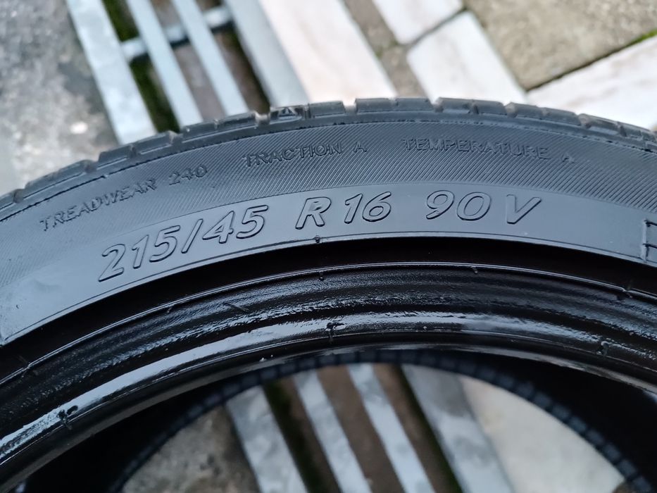 Pneu 215/45 R16 90V