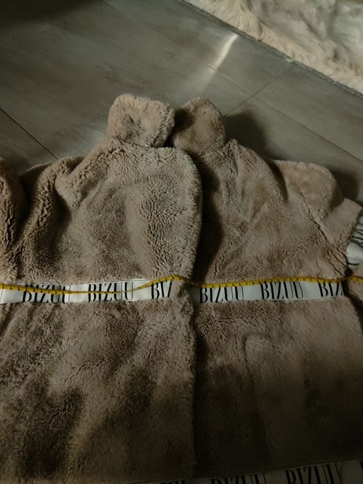 Beżowy płaszcz futro Bizuu