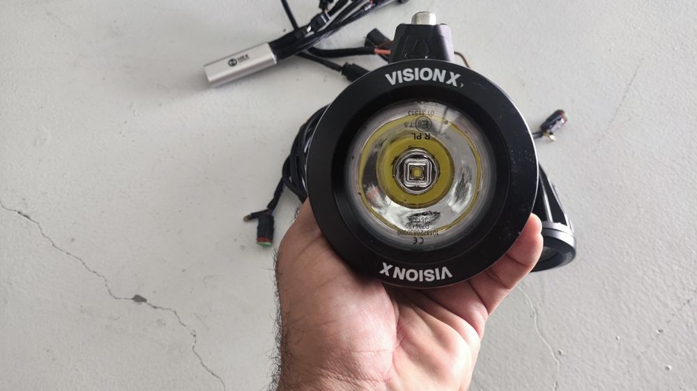 Faróis Auxiliares Vision X LED + Módulo HEX Innovate – Kit Completo para Moto