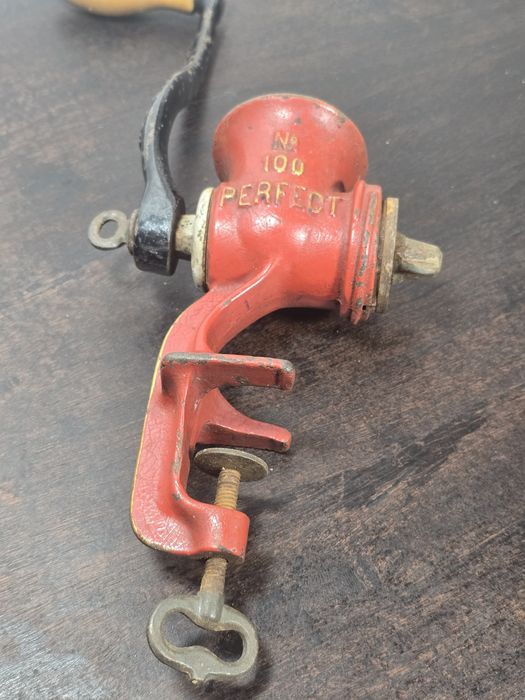 moedor de carne manual antigo da marca Husqvarna