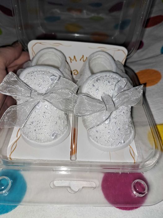 Białe buciki do chrztu