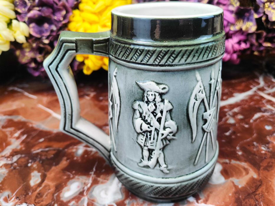 Śliczny ceramiczny kufel - 2 muszkieterów i rycerz - 0,65 L - Sitzendorf