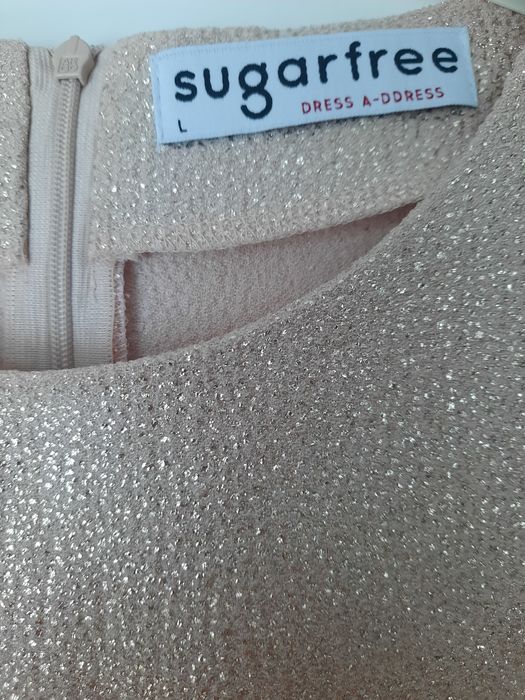 Sukienka z falbanką złota