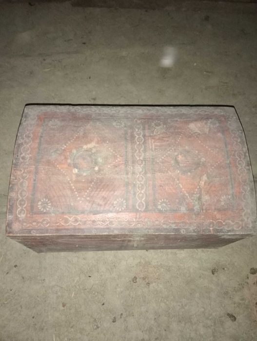 продам стровинний сундук з малюнками розпис по місту дешево