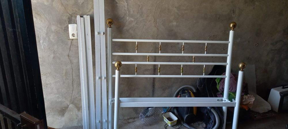 Cama em ferro lacado