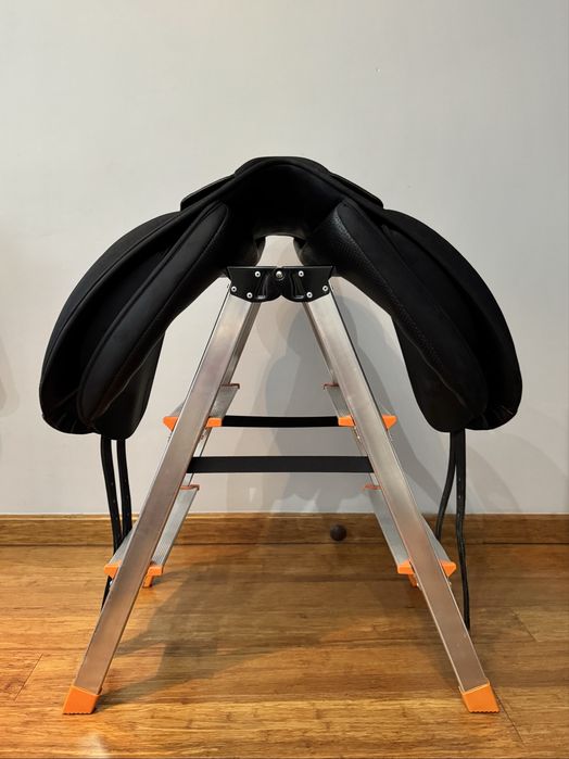 Wintec Pro Dressage 17” – wełna, stan celujący + łęki w zestawie