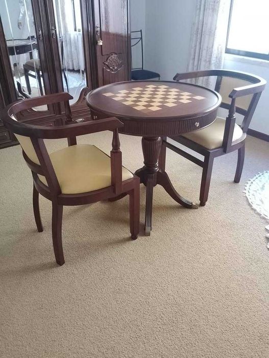 Conjunto Mesa de Jogo e Cadeiras