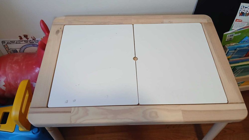 Kit Infantil IKEA FLISAT (Mesa + Cadeira + Expositor Livros + Candeeiro Foguete)