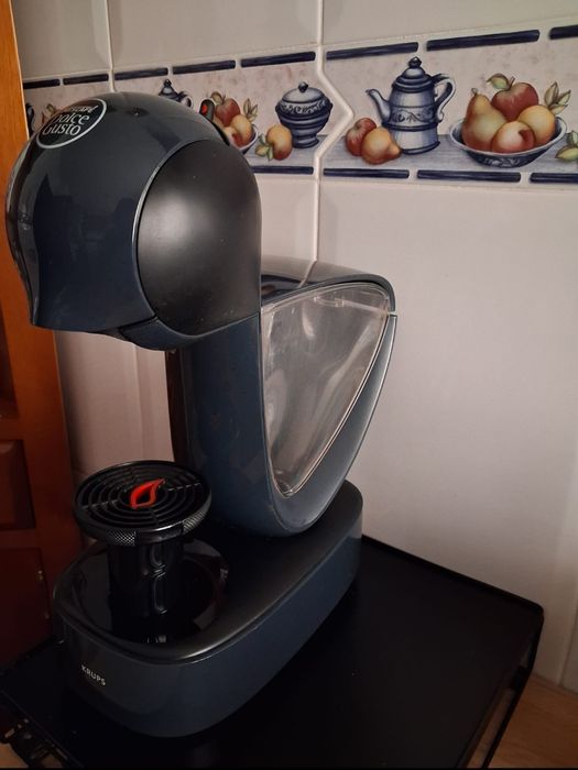 Maquina de café Krups Dolce Gusto Infinissima e base suporte para cápsulas