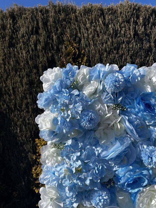 Ścianka kwiatowa z neonem LED. Dokoracje weselne, ściana kwiatowa.