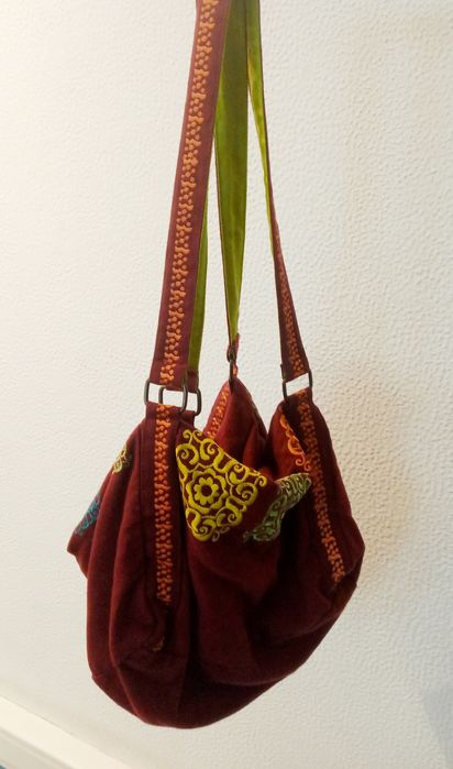 Mala de pano vermelho com bordados