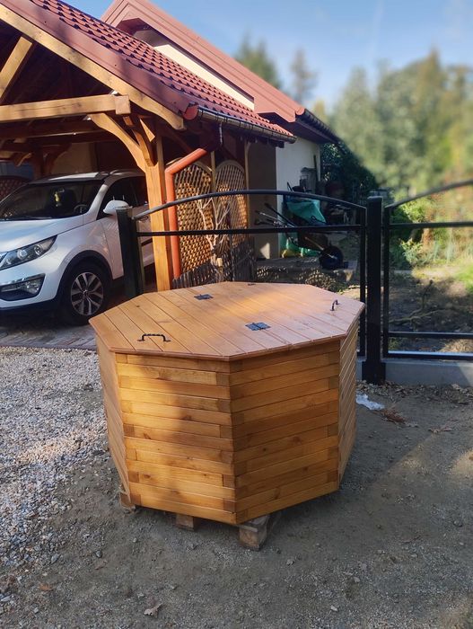 Drewniana obudowa hydrofora /studni/studni glebinowej