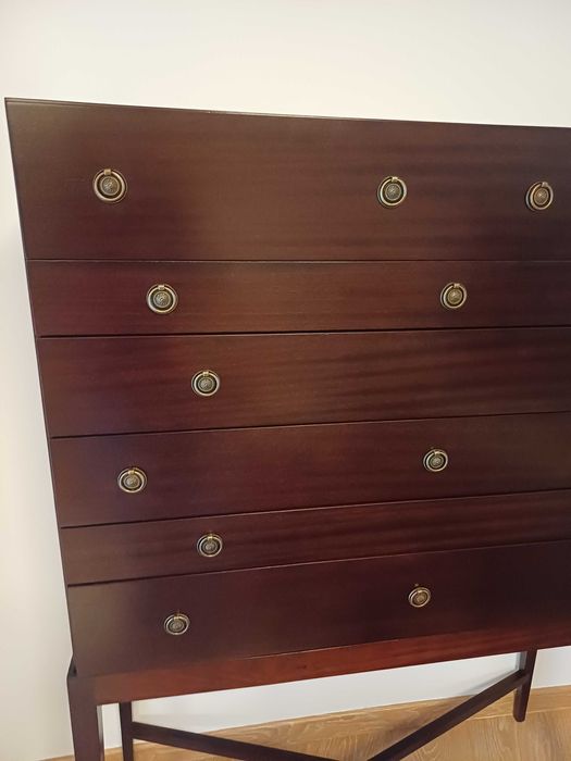 Móvel contador em mogno